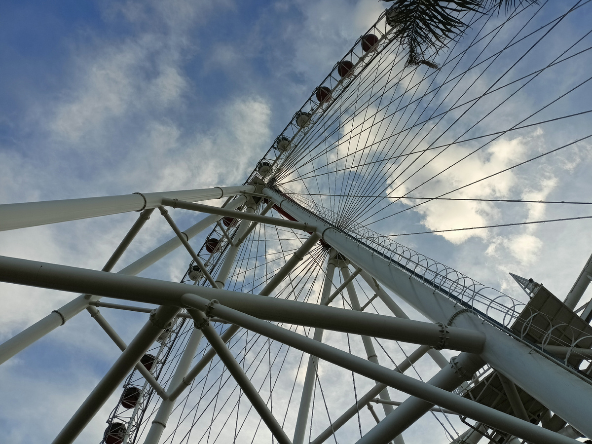 Один из главных аттракционов города - колесо обозрения "Сердце Антальи"