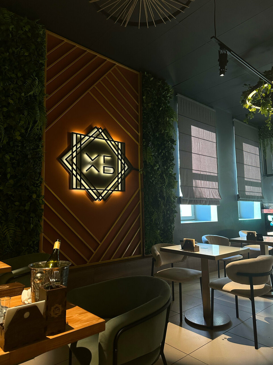 В заведении достаточно интимное освещение. Обычно окна занавешаны. Фото из открытых источников