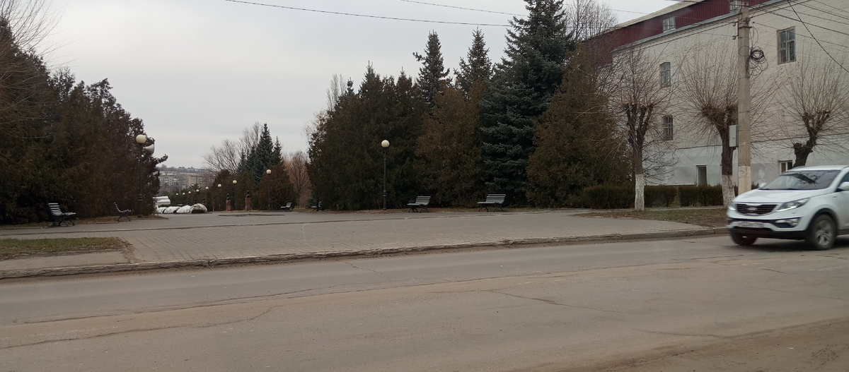 Снега у нас нет, по погоде - 2 градуса тепла, но мерзнут руки и уши