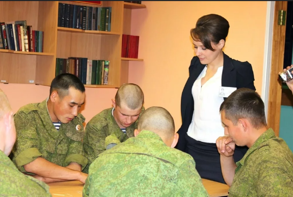 Психолог из яисла гражданского персонала ВС за работой. Фото из сети...