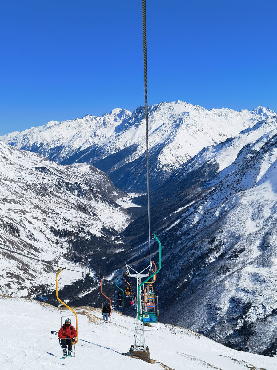 Канатка на гору Чегет открытая, на ней понадобится максимальное утепление. 