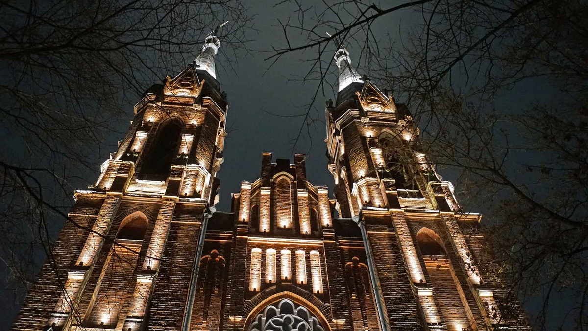 Костёл Святейшего Сердца Иисуса располагается по адресу Пушкина, 57. Совсем неподалёку от железнодорожного вокзала Рыбинска. Листайте галерею, чтобы увидеть ещё фото