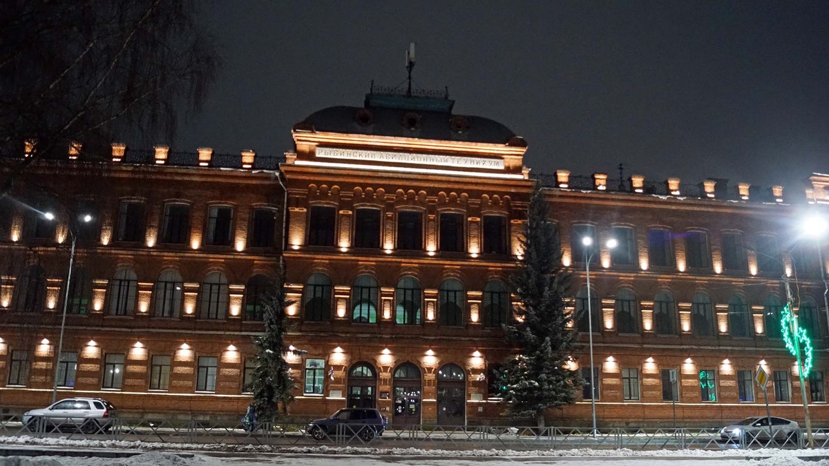 Здание Рыбинского Авиационного колледжа располагается по адресу Чкалова, 93. Листайте галерею, чтобы увидеть ещё фото