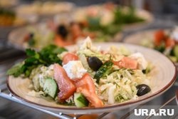    Теплые салаты – это отличная альтернатива традиционным холодным закускам на новогоднем столе