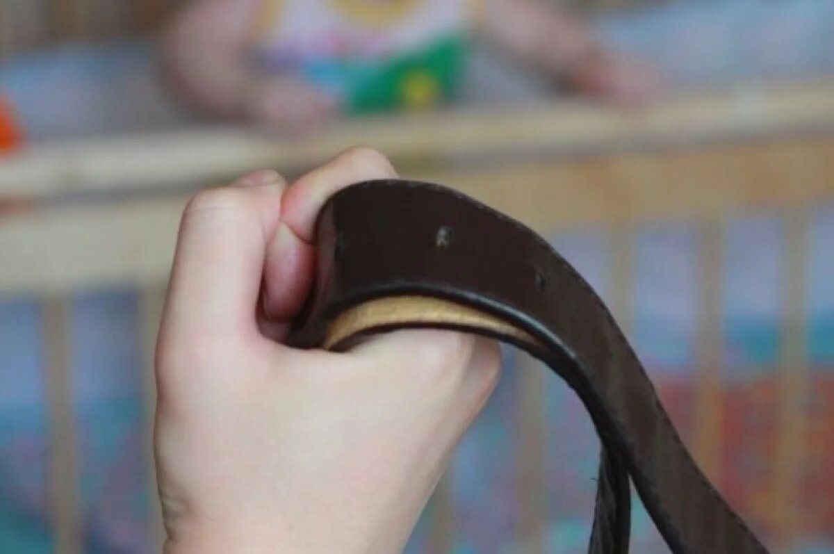    Мать ремнём избила дочь, так как она не съела сало.