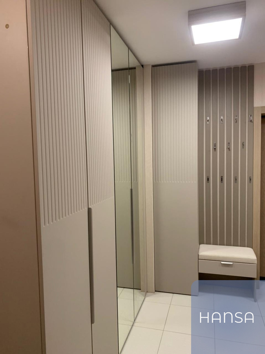 Распашной шкаф с зеркалом от Hansa Mebel