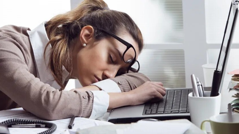 Первый – постоянная и непреходящая усталость, которая связана с тем, что неисправно работающий головной мозг в авральном режиме тянет на себя все имеющиеся ресурсы.