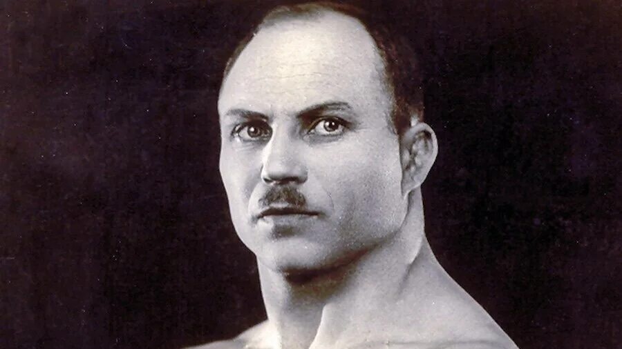 Его непомерная сила поражала воображение публики во время цирковых представлений. 