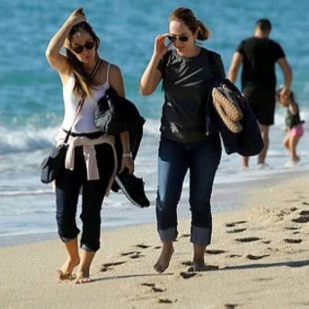 Это фото из интернета максимально точно описывает анталийскую зиму: футболка, свитер повязан на поясе и куртка в руках. В течении дня все комбинации этих предметов одежды пригодятся.