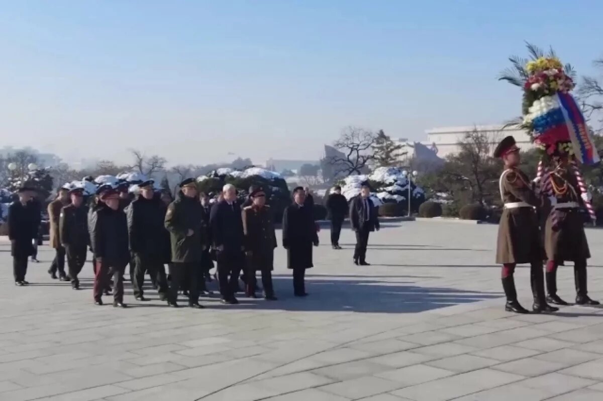    Андрей Белоусов возложил цветы к Монументу Освобождения в Пхеньяне