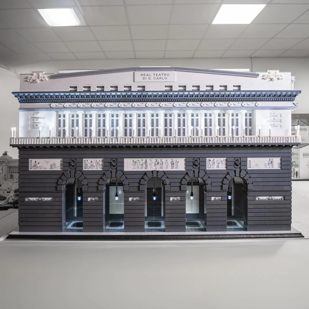    Умелец детально воссоздал из LEGO оперный театр «Сан-Карло»