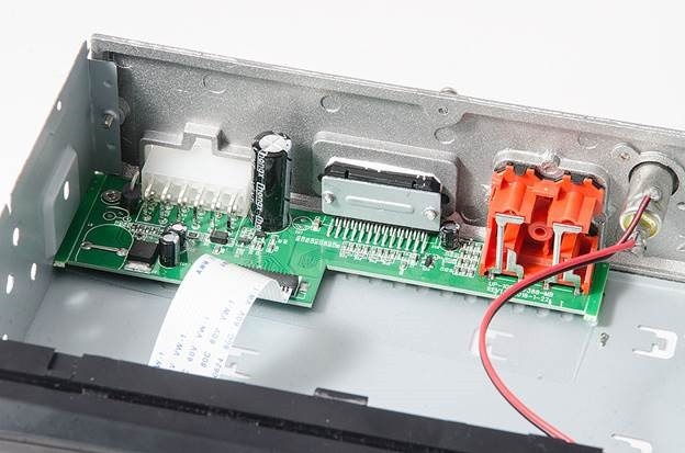 Обратите ещё внимание на микросхему стабилизатор питания , которая в SMD варианте и это вторая причина из за которой магнитола вообще становится мусором.