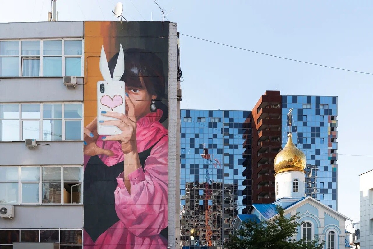 На фото изображена незнакомка. По словам Аннеты, главное на этом граффити — не личность человека, а его телефон. Фото: Людмила К. / Яндекс Карты