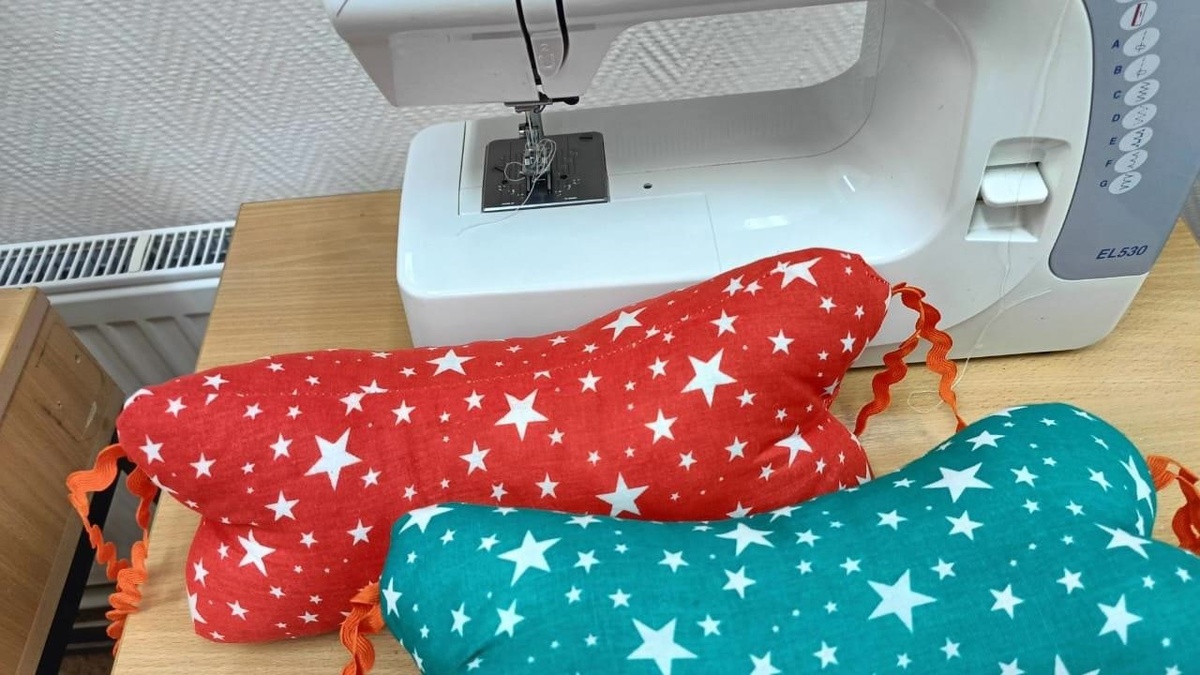    Школьники Нижневартовского района на трудах шьют подушки для бойцов СВО