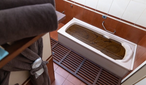 Ванная с живым нафталаном из скважины