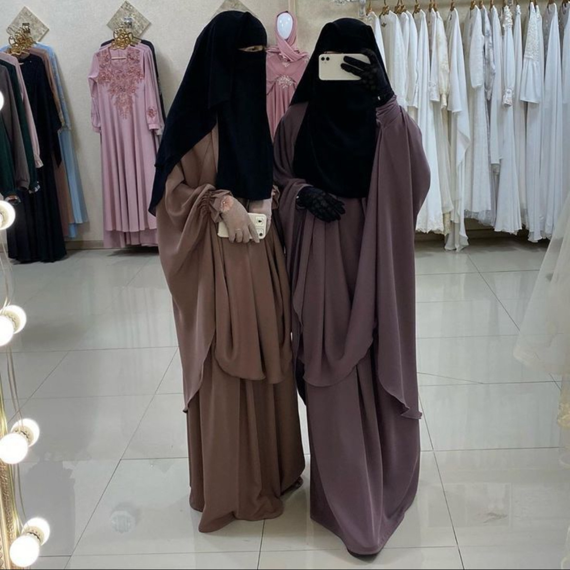 Не смотря на то что мы думаем что наряды все одинаковые, в магазинах можно обнаружить огромное разнообразие тканей и расцветок