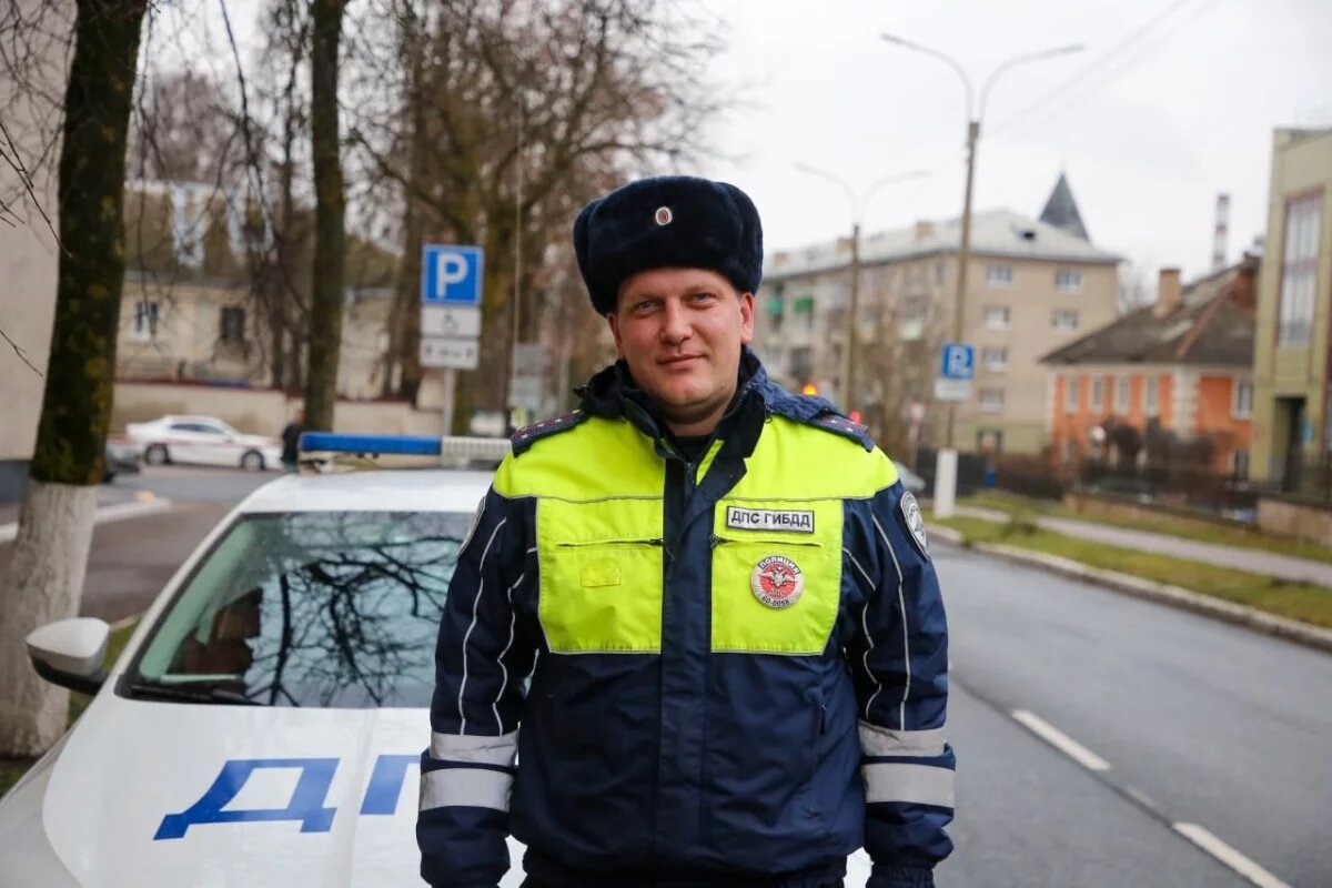    Дорожный инспектор потушил загоревшийся автомобиль в Пскове