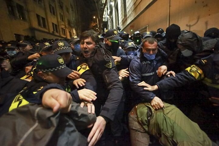 Протесты в грузинской столице Тбилиси в ночь на 30 ноября 2024 года. Источник: dailysabah.com.