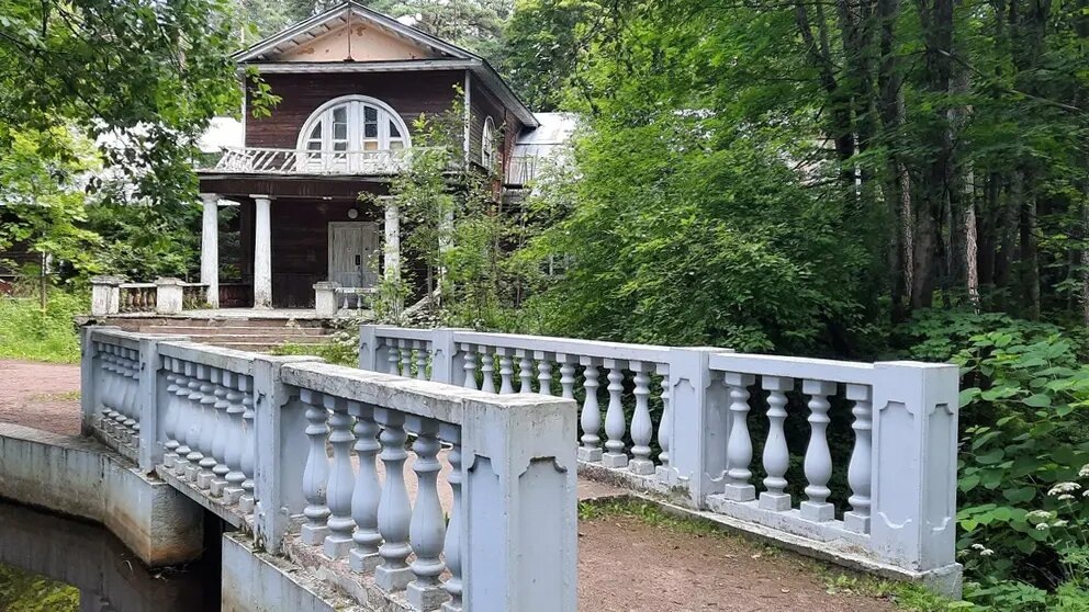 Вилла «Айнола» — типичный пример дачного наследия Петербурга. Построена в стиле неоклассицизм. Фото: Михаил П. / Яндекс Карты