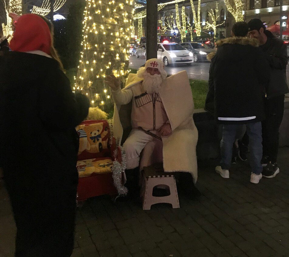 С местным Дедом Морозом можно бесплатно сфотографироваться. Фото из личного архива