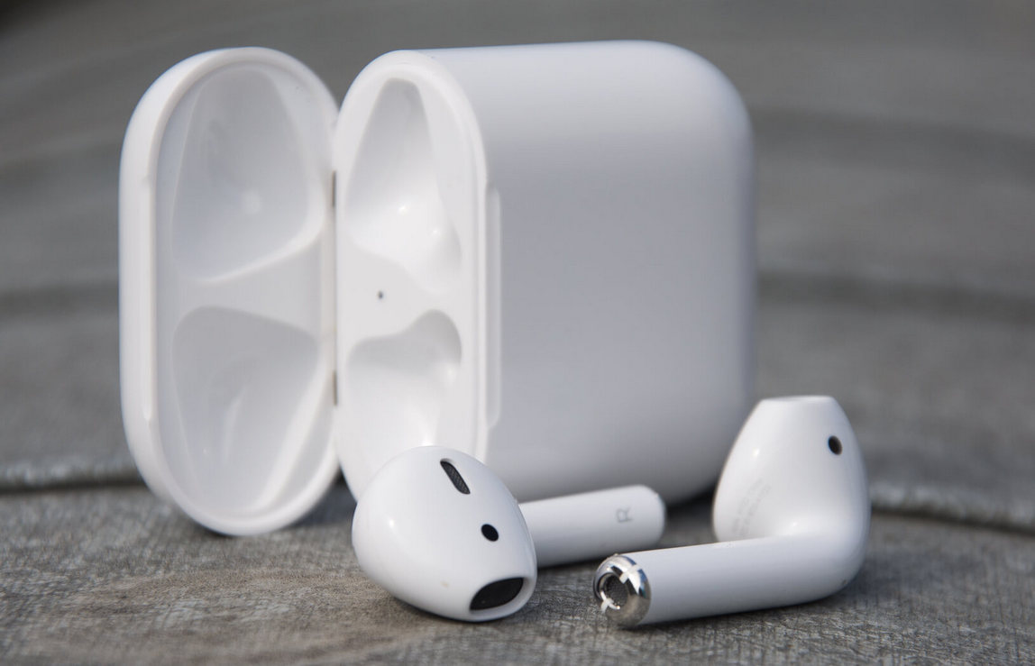 Как включить наушники AirPods без кейса