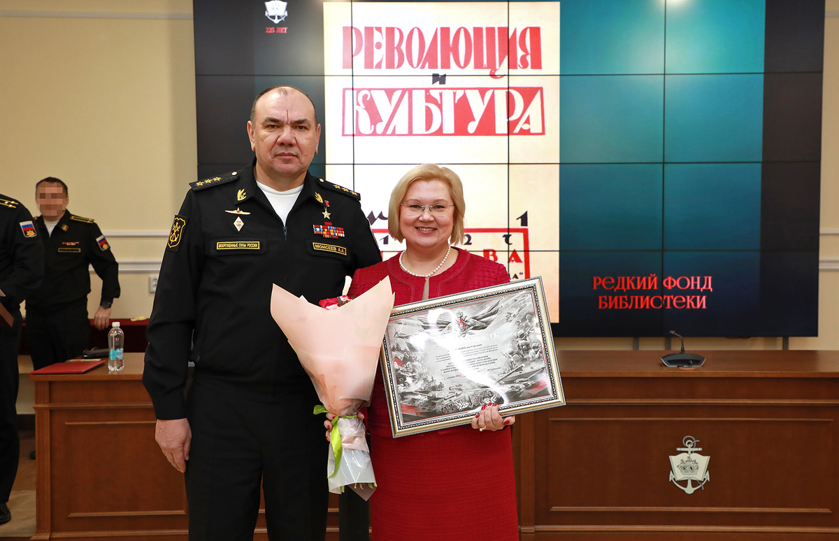 Директора библиотеки Елену Смирнову поздравил главком ВМФ адмирал Александр Моисеев