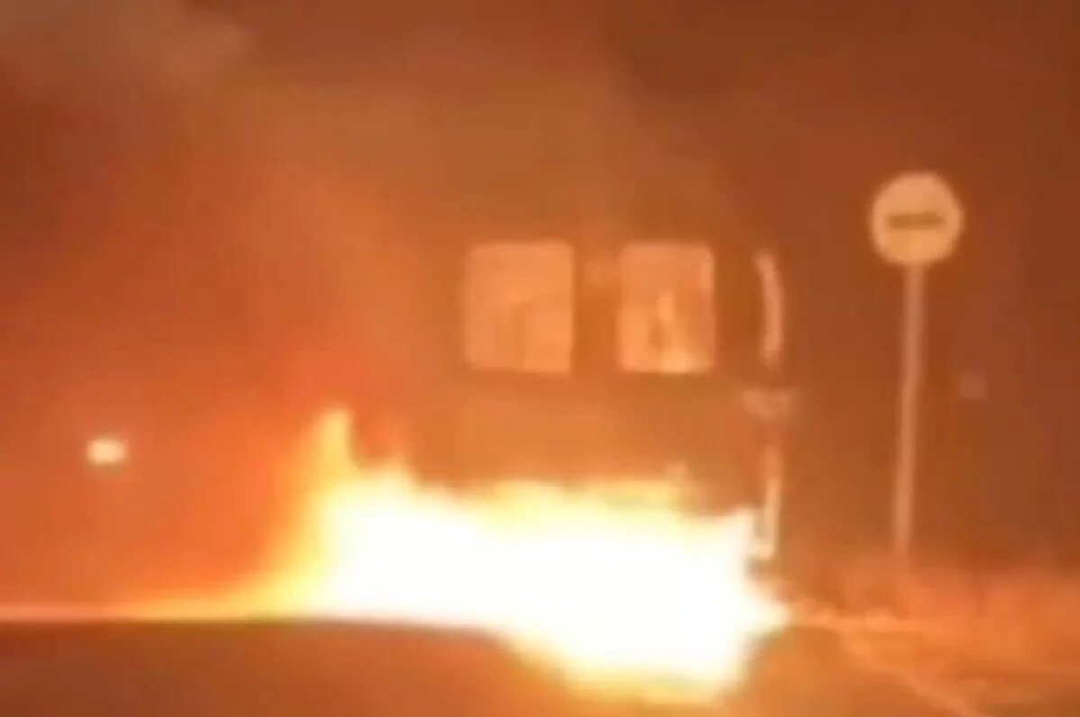    Пассажирский автобус полностью сгорел на трассе в Бурятии