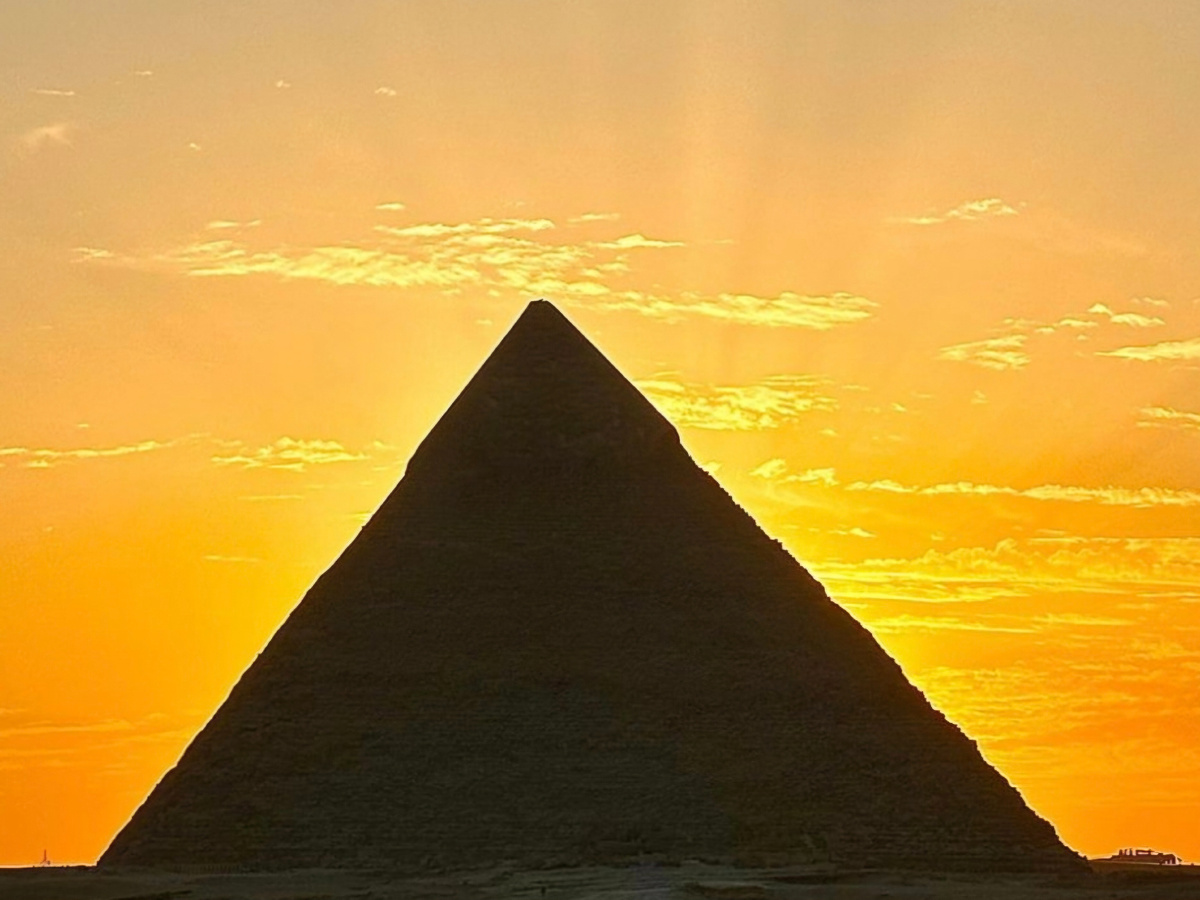 Египетские пирамиды на фоне заката
