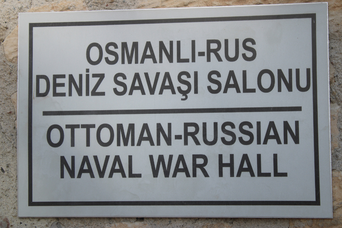 Табличка у входа. Нам сюда