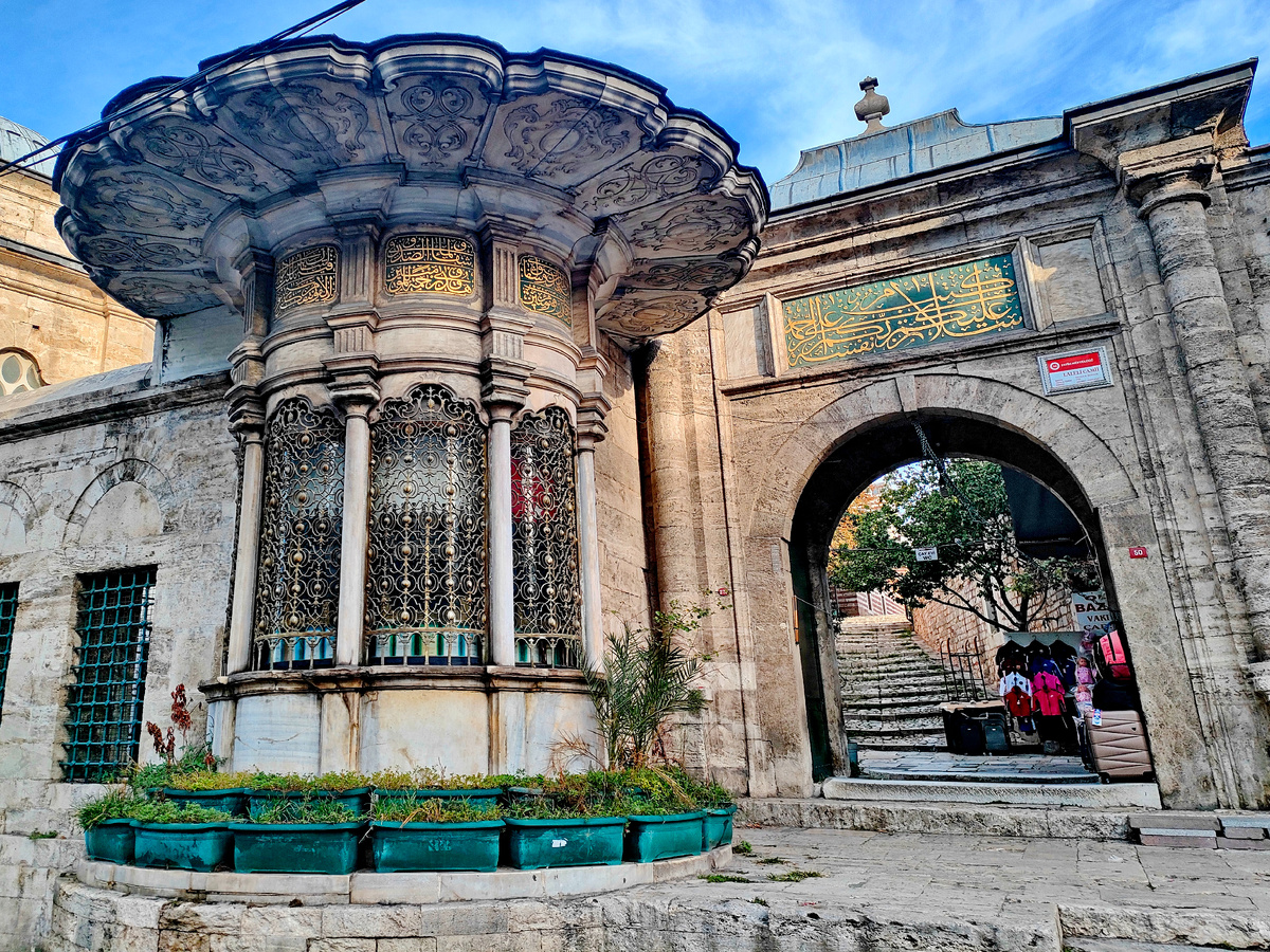 Турецкий киоск и один из входов на территорию мечети Лалели