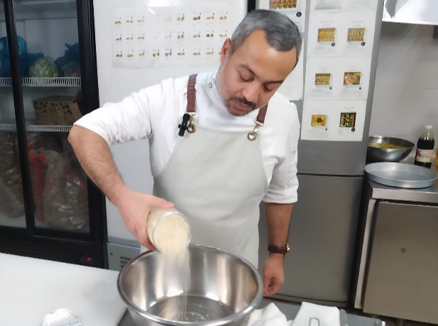 Пересыпаем рис в чашку