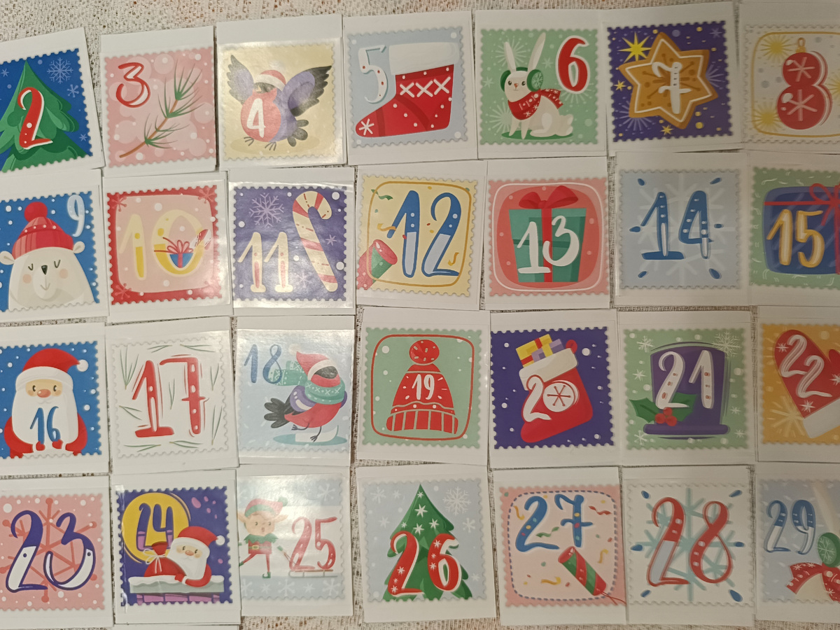 Что же ты приготовил нам, календарь? Вкусняшку, веселье и новогоднее настроение, конечно!