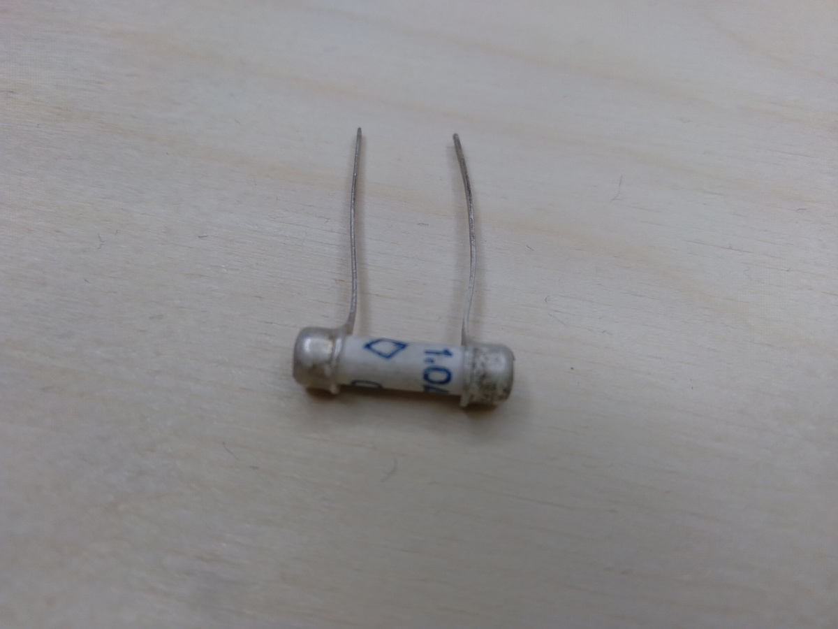 Корпус и контакты плавкой вставки