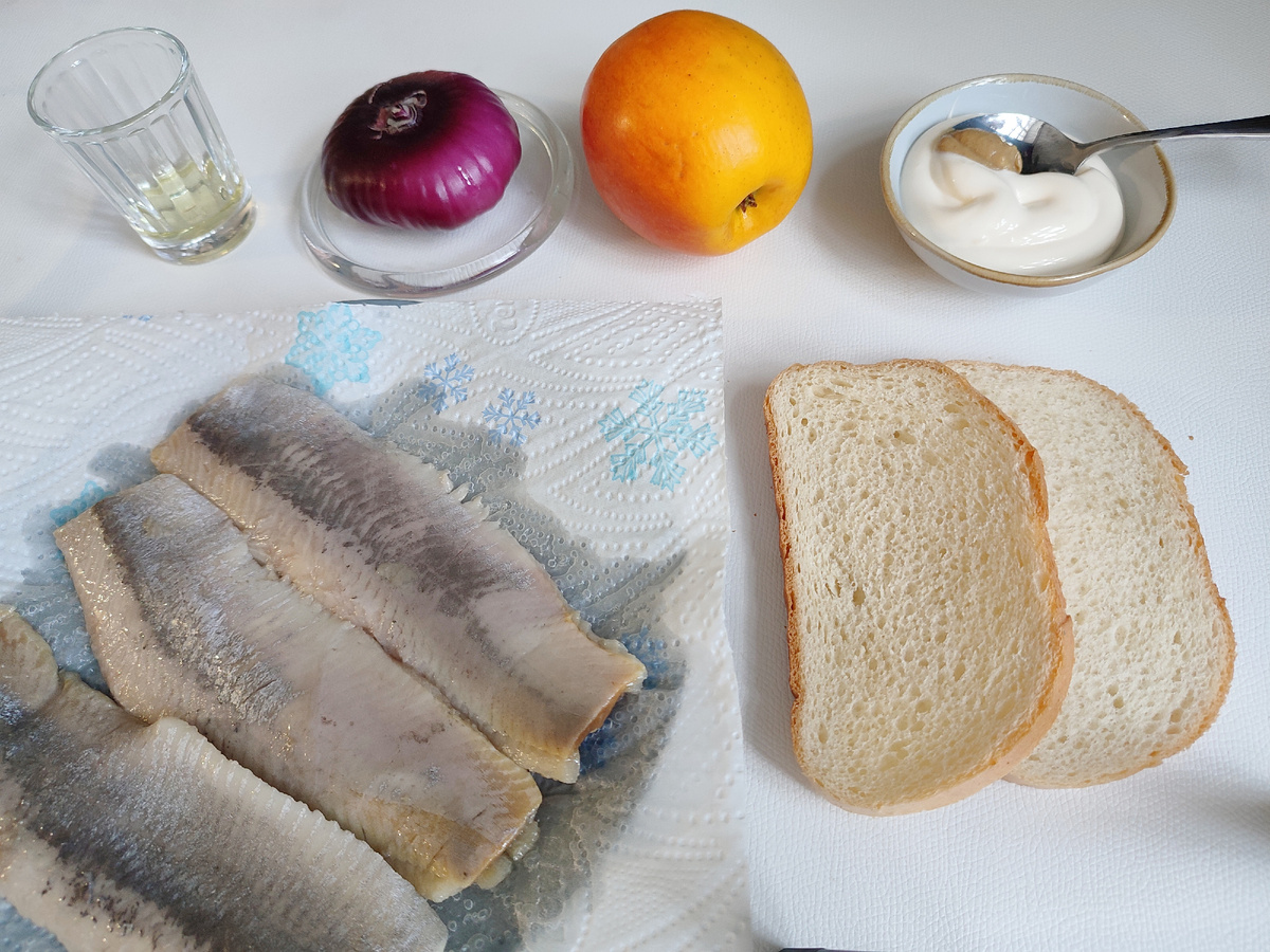 Мне нравится использовать сладкие или кисло-сладкие яблоки, они создают хороший баланс солёной селёдочке.