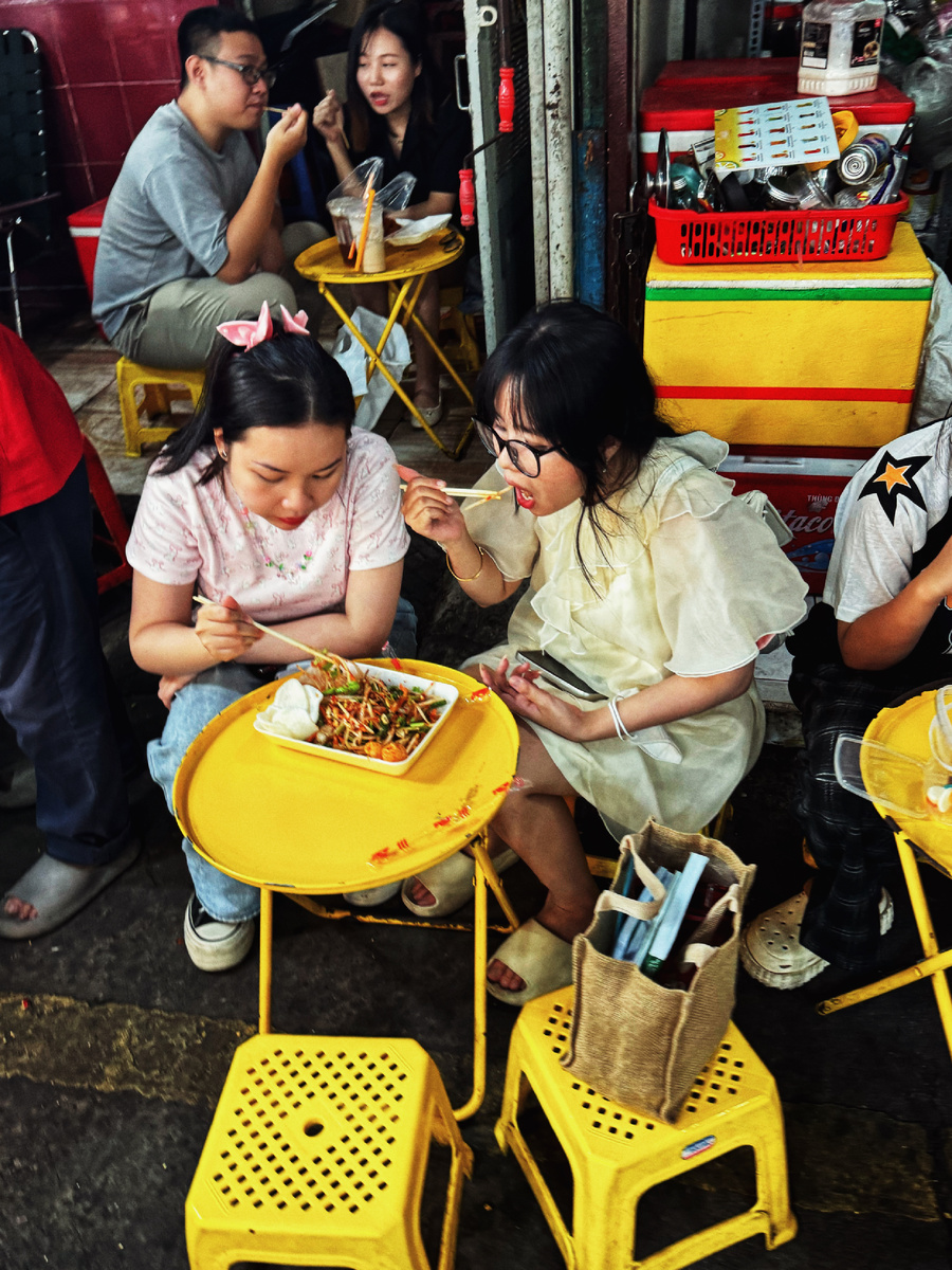 Типичная уличная вьетнамская едальня