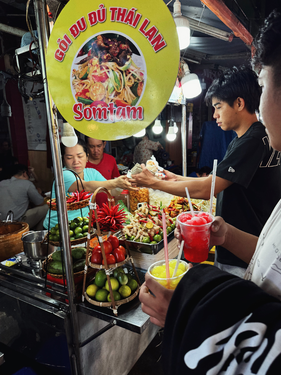 Стрит-фуд Сайгона на цветочном рынке