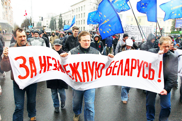    1074736 25.03.2012 Участник шествия белорусской оппозиции по случаю Дня воли в Минске. Андрей Александров/РИА Новости Leningrad