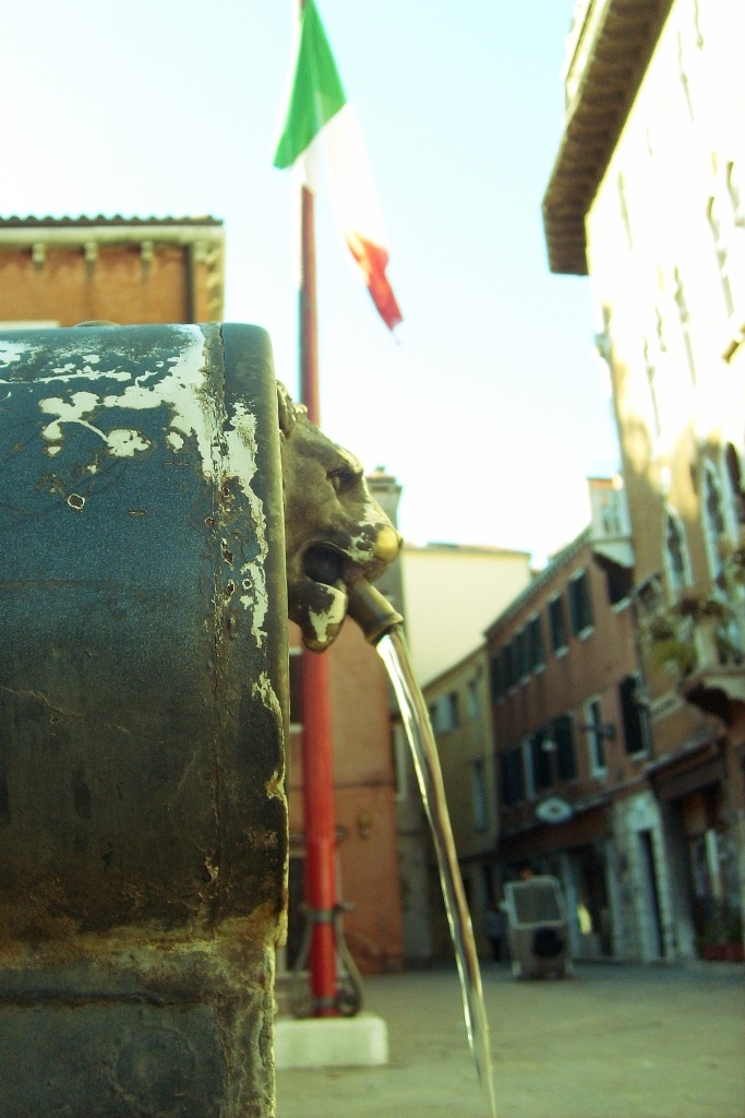 Фото автора. Фонтанчик питьевой воды. Где-то в Италии...