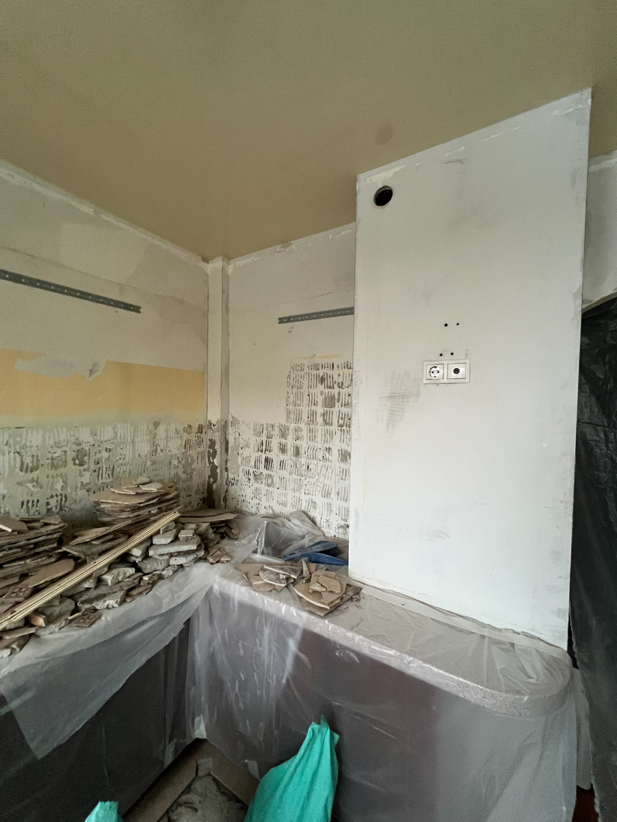Демонтаж настенной плитки завершен - но вот выкинуть ее еще то занятие