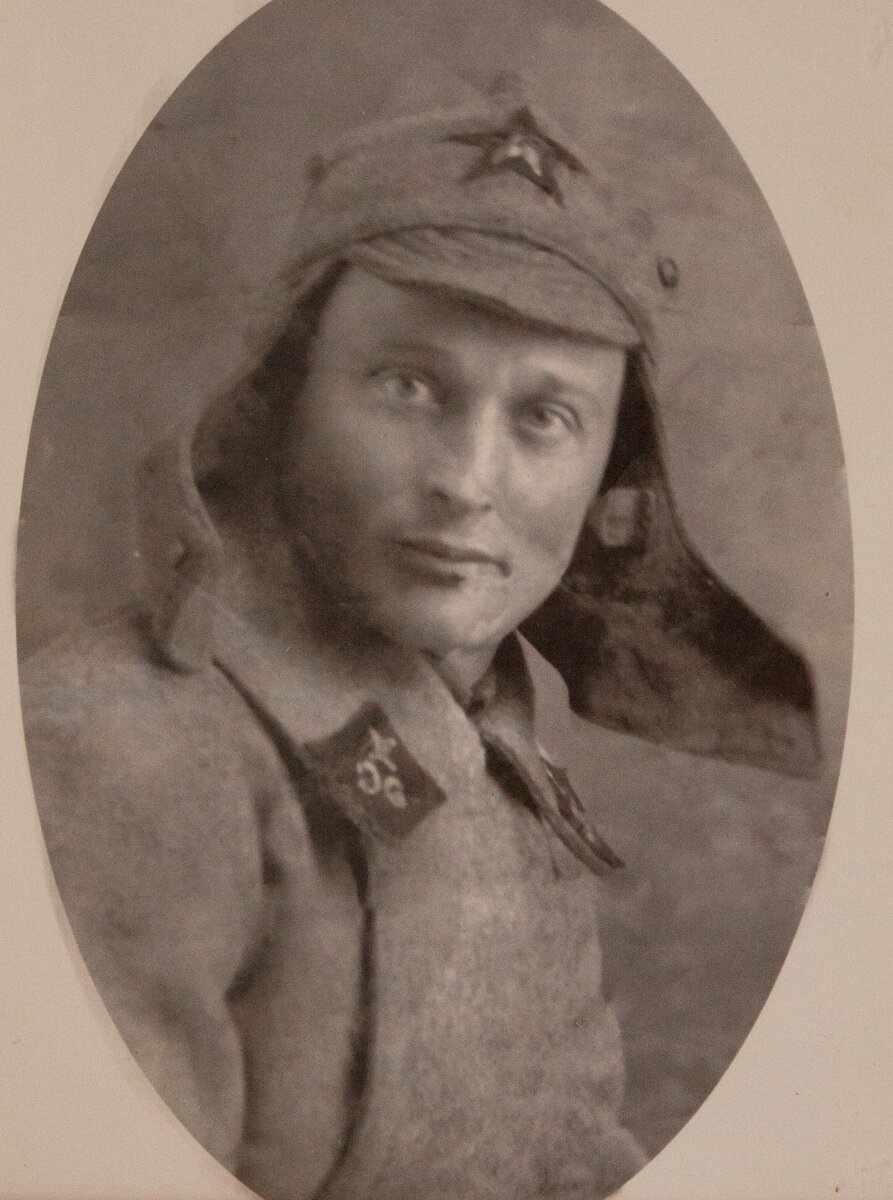 Мой дед, кадровый военный РККА, погибший в 1941 году, в первые дни войны.