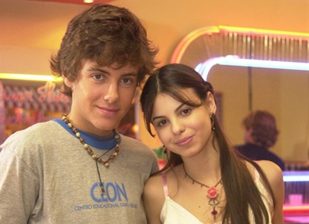 Дандара и ее брат Бетиньо. Актеры брат и сестра в реальной жизни Стефани и Каики Бриту. Стефани сыграла Самиру в "Клоне". Фото с интернета. 