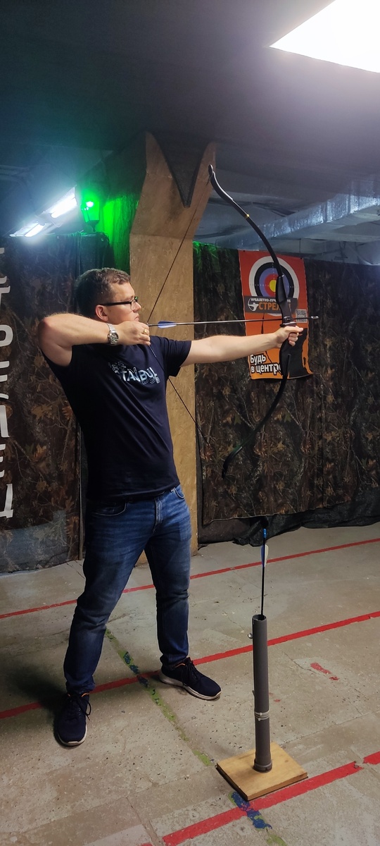 Клуб "Стрелец", лук, попытка исполнить все указания инструктора (фото - Евгений Гузов, 2024 г.) 