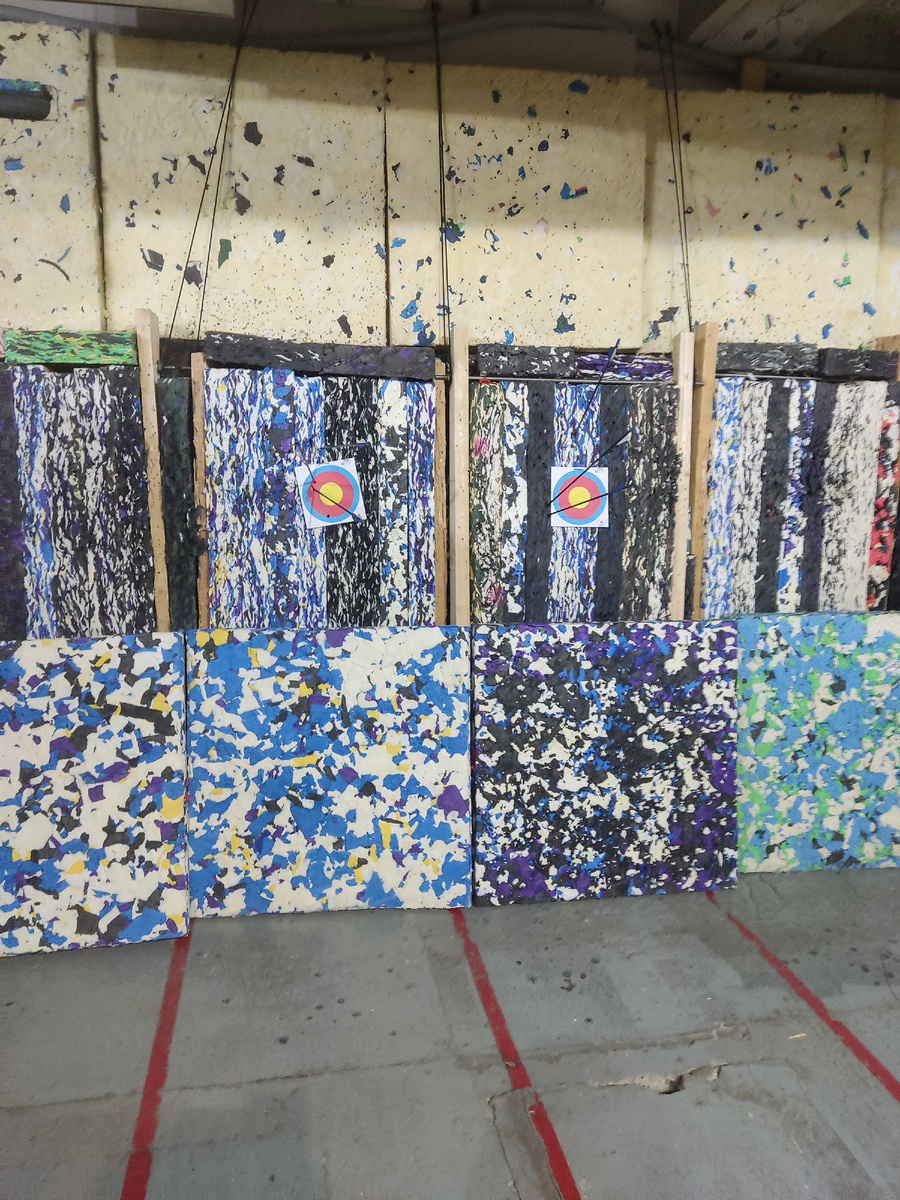 Клуб "Стрелец" щиты с мишенями (фото - Евгений Гузов, 2024 г.) 