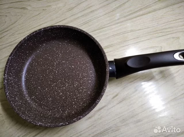 вот такую сковородку отдавала) покрытие хорошее, немного разболталась ручка
