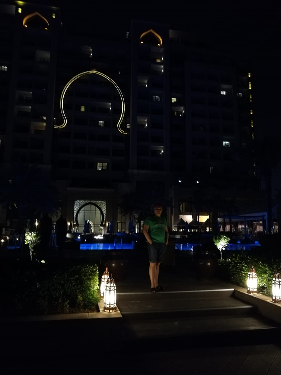 Ночной вид отеля.