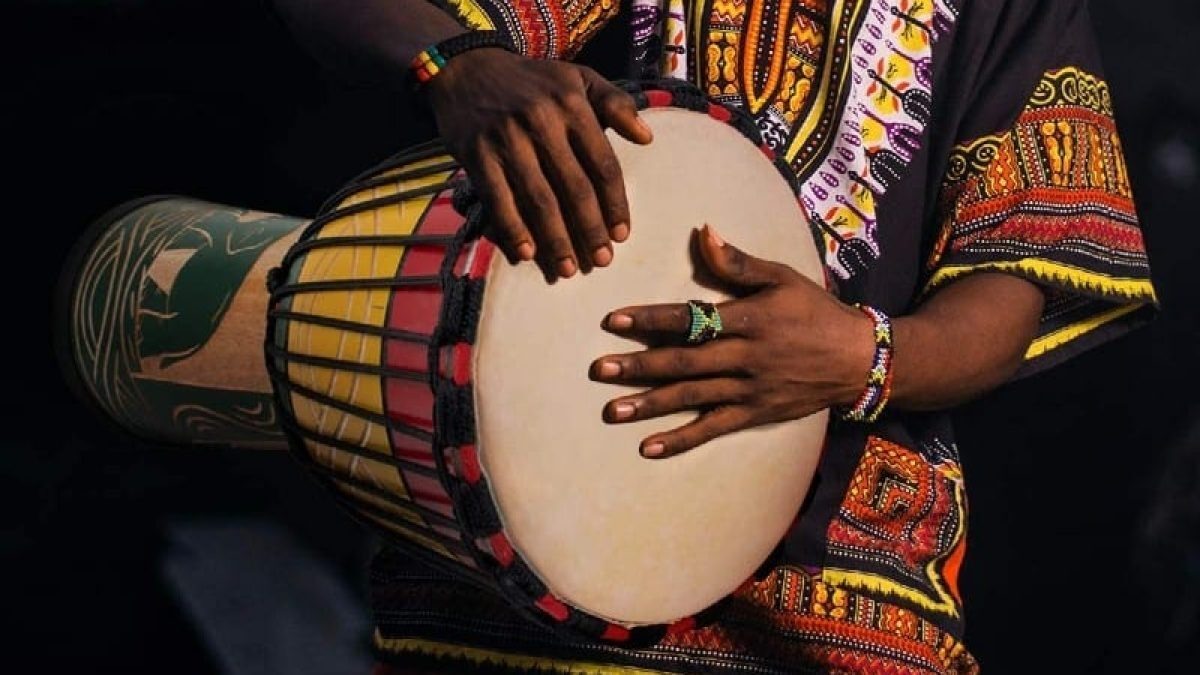 Вот так выглядит барабан джембе. Источник: https://brixtonhouse.co.uk/shows/african-djembe-drumming-under-16s/