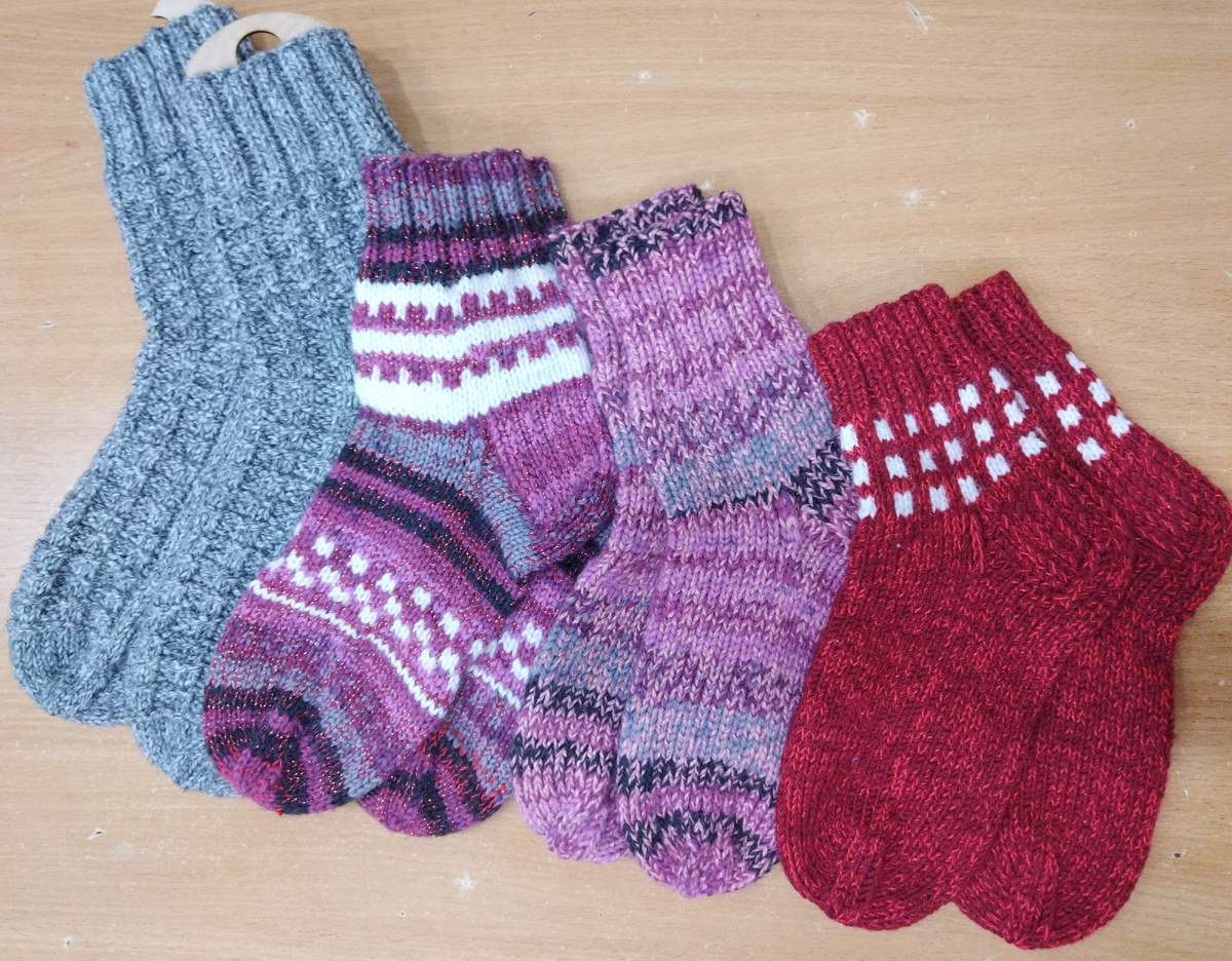 Красные носочки- самая первая  удачная попытка . Вроде, нормально получилось 🤔