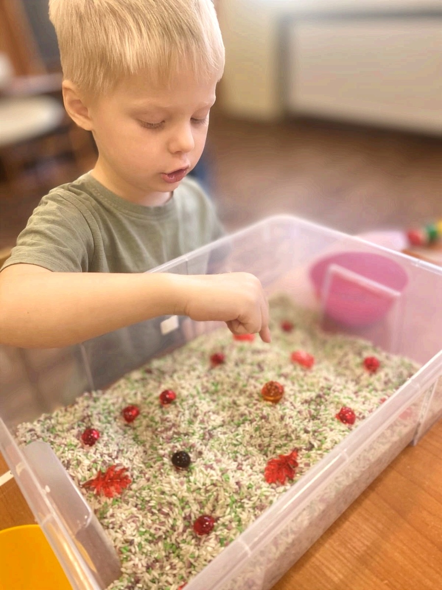 Рома сейчас вовсю использует в речи фразы. 