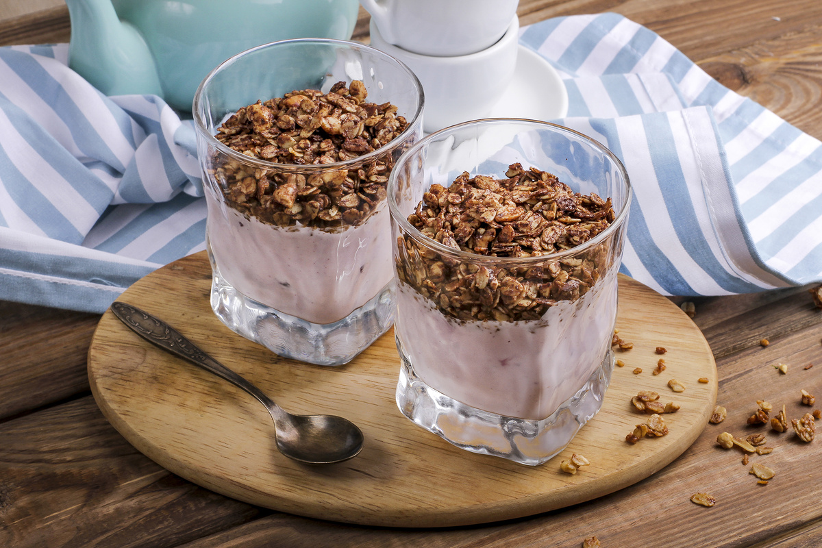 Шоколадная гранола с черникой и греческим йогуртом