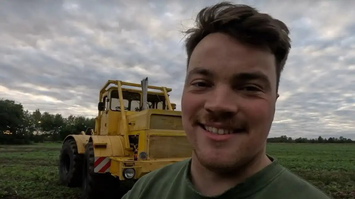 Фото: Скриншот с видео, опубликоваЖанник Кнебель ведет свой собственный YouTube-канал, где делится с подписчиками новостями о работе трактора, а также отвечает на их вопросы и комментариях. В комментариях фермера хвалят за смелость в такой необычной покупке и поздравляют с тем, что он смог осуществить свою мечту.